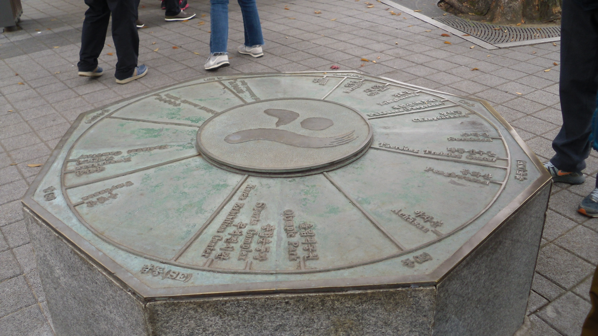 서울 중심점은 서울의 한가운데는 어디일까? 위성항법장치로 측량한 결과 서울의 지리적 중심점이 남산정상부에 있음을
확인하였다.