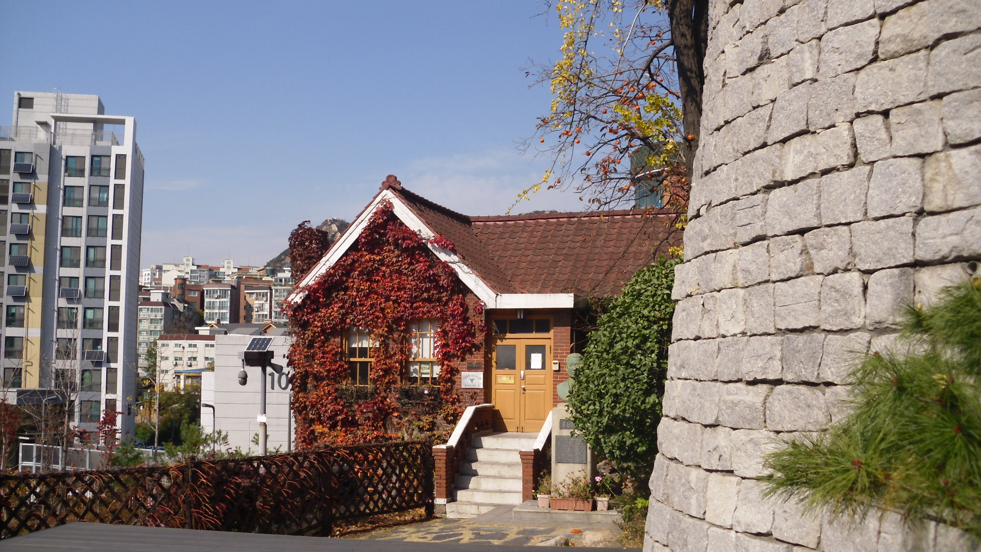 홍난파 가옥 : [등록문화재 제90호] '봉선화' '고향의 봄' 등으로 유명한 작곡가 난파 홍영후(1898~1941)가 살던 집이다.
1930년대 서양식 주택 양식이 잘 보존 되어 있다.
