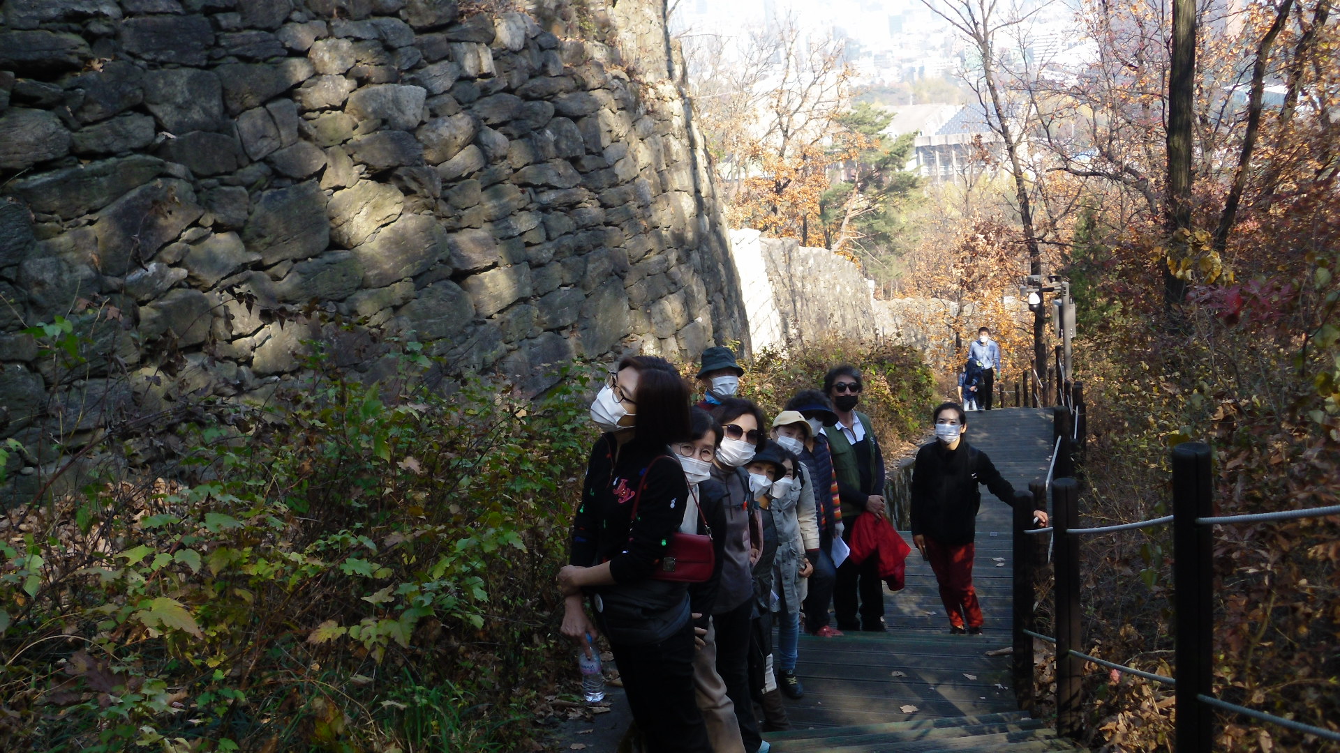 남산 동족 나무 계단 길 : 태조 시기의 성벽은 축성된지 이미 600여년이나 지났지만 아직도 초축 당시의 모습을 유지한 성벽이 상당 부분 남아 있다. 